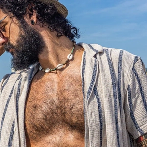 Collana da uomo fatta a mano con conchiglie e perline turchesi per stile spiaggia e boho