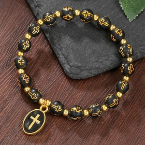 Pulsera de rosario religioso con cuentas de cruz negro mate y colgante crucifijo dorado