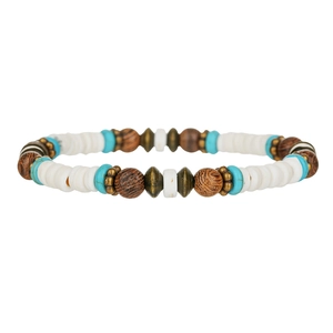 Boho kralenarmband met turkoois, witte schijven en bruine houten kralen op witte achtergrond
