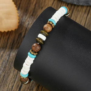 Boho herenarmband met turquoise, houten kralen en kokosnootschil op een standaard