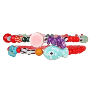 Vue détaillée de deux bracelets en perles avec poisson en céramique et perles de verre