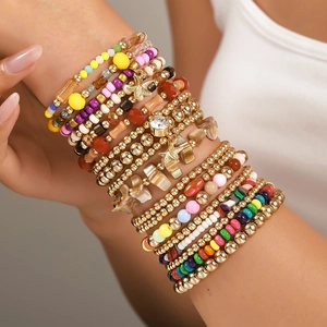Details des böhmischen mehrlagigen Perlenarmbands mit Seestern-Anhänger und bunten Perlen