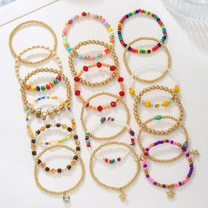 Buntes Boho-Perlenarmband-Set mit Seestern-Anhänger auf weißem strukturiertem Grund