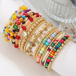 Boho-Armband-Set mit bunten Holzperlen Muschelanhängern und goldenem Seestern für Damen