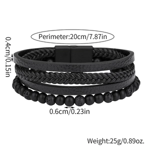 Detalle de una pulsera multicapa de cuero para hombre con ágata negra y cuentas de lava