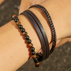 Set de pulseras multicapa de cuero trenzado con piedras ojo de tigre y cuentas negras
