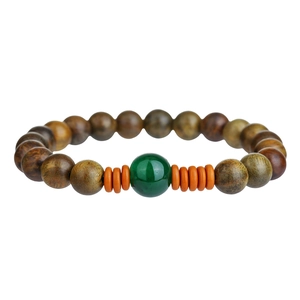 Détail d'un bracelet en perles de bois avec agate verte et perles intercalaires orange vif