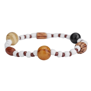 Vue détaillée du bracelet en perles multi-matières avec du bois naturel et des perles léopard