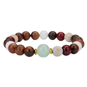 Détail d'un bracelet en perles de bois avec pierres d'agate et intercalaires dorés
