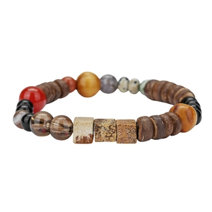 Détail macro du bracelet en perles de bois et d'agate aux tons terre sur fond blanc