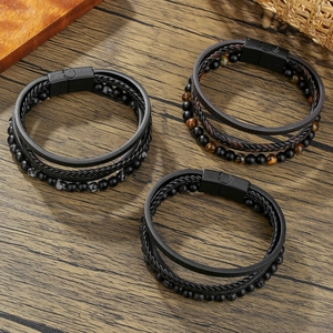 Primer plano de pulseras multicapa para hombre de cuero y ojo de tigre con cierre magnético