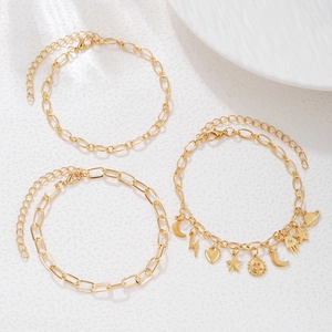 Set de tres pulseras doradas con colgantes de corazón, luna y estrella para mujer