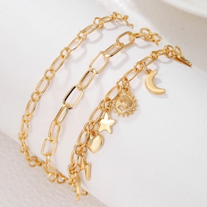 Juego de pulseras doradas multicapa con dijes de luna corazón y estrella