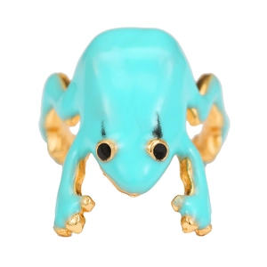 Detailopname van een blauwe emaille kikkerring met gouden accenten en verfijning
