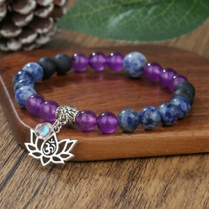 Bracelet en améthyste et pierre de lave avec pendentif lotus et symbole Om sur bois