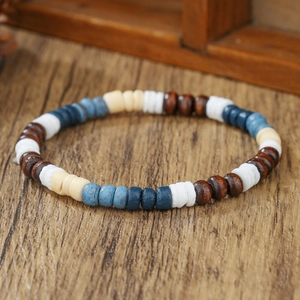 Bohemian armband met kokosnootschaal en houten kralen op een rustieke houten ondergrond
