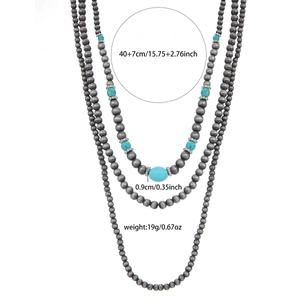 Drielaagse bohemian turquoise ketting met grijze metalen kralen en 40+7cm verlenging