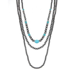 Detail van Boheemse gelaagde ketting met matgrijze metalen kralen en turquoise accenten