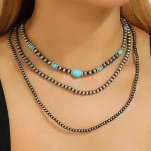 Detail van de bohemian gelaagde turkooizen kralenketting met antieke zilveren look