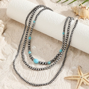 Bohemian gelaagde turkoois kralenketting met vintage zilveren kralen op zand