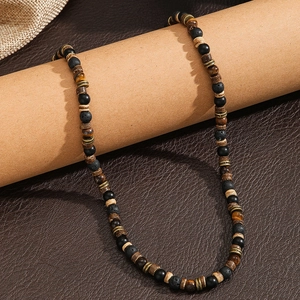 Collana surf da uomo con pietre occhio di tigre, guscio di cocco e perline di legno su pelle