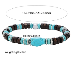 Detalle de una pulsera para hombre con cuentas de turquesa y texturas de madera