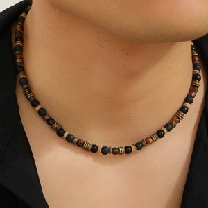 Dettaglio della collana da uomo con pietre occhio di tigre e perline in legno di cocco