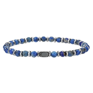 Detail van gefacetteerde blauwe edelsteenkralen met zilveren spacers en zwart metalen element