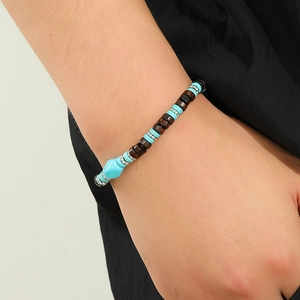 Detalle de pulsera bohemia con piedras turquesas, cuentas de madera y toques plateados