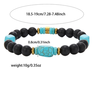 Pulsera retro de hombre con cuentas negras mates y piedras turquesas azules sobre blanco