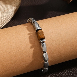 Minimalistische herenarmband van hematiet kralen met centrale tijgeroog steen accenten