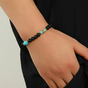 Pulsera retro para hombre con cuentas negras mates y detalles de turquesa