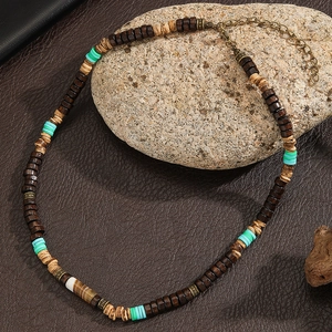Collier bohème fait main avec perles de coco, bois et pendentif central en agate rayée
