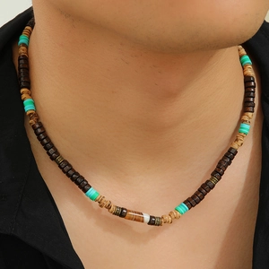 Gros plan d'un collier bohème avec perles en bois de coco et accents turquoise