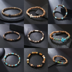 Vista detallada de nueve pulseras bohemias para hombre con cáscara de coco y cuentas de madera