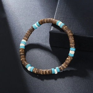 Primer plano de cuentas de madera marrón y espaciadores turquesa en pulsera elástica
