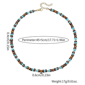 Détail du collier de perles fait main avec turquoise et bois indiquant les dimensions