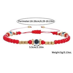 Detail van rode kristallen kralenarmband met boze oog en verstelbaar koord