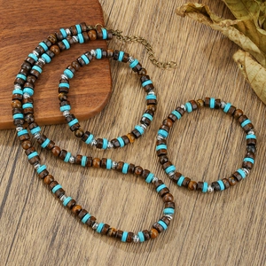 Parure de collier bohème pour homme avec perles de turquoise et bois sur table en bois