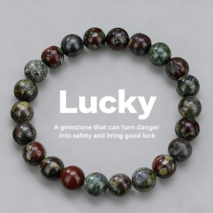 Dettaglio macro del bracciale con perline di pietra del sangue naturale e venature