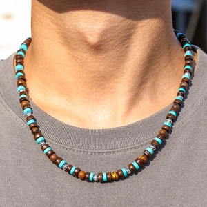 Détail d'un collier pour homme avec perles en bois, turquoise et pierre œil de tigre