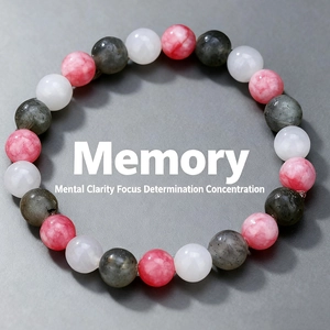 Vista dettagliata del bracciale di perle fatto a mano con cristalli rosa, bianchi e grigi