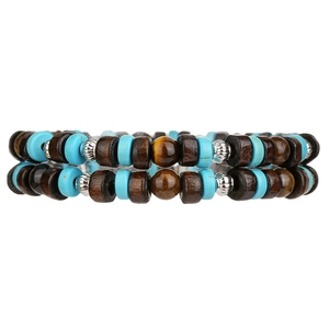 Détail du collier bohème superposé avec perles de turquoise et perles en bois
