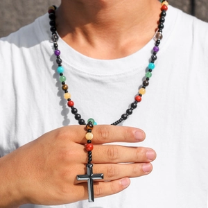 Boheemse herenketting met kleurrijke natuursteen kralen en matzwarte kruis hanger