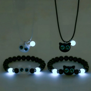 Ensemble de colliers à pendentif chat et bracelets en perles avec effet lumineux de nuit