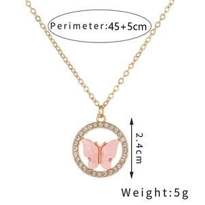 Détail d'un collier pendentif papillon rose avec dimensions et longueur de 45+5 cm