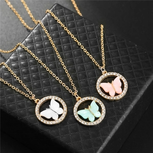 Colliers pendentifs papillon en acrylique coloré avec pavé de cristaux sur boîte à bijoux