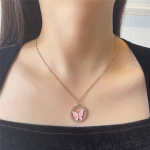 Collier doré élégant avec pendentif papillon rose dans un cercle serti de diamants