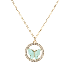 Collier doré avec pendentif circulaire serti de diamants et centre papillon bleu clair
