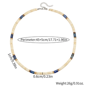 Collier perlé bohème pour hommes avec turquoise blanche et lapis-lazuli sur fond blanc